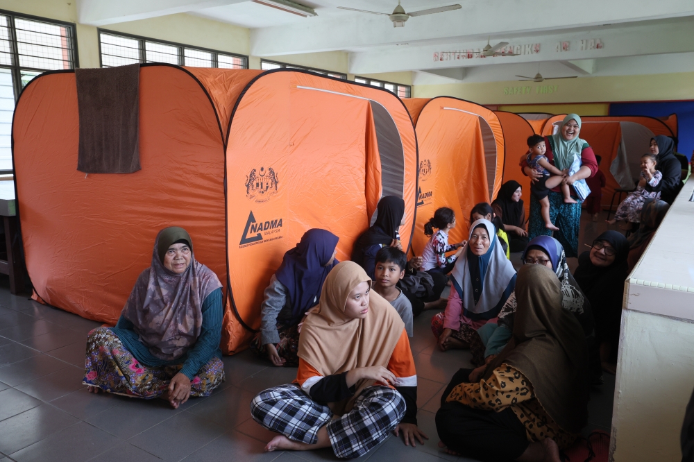 Flood victims are seen at the temporary evacuation center (PPS) at Sekolah Kebangsaan Nibong, in Kuala Berang, Terengganu, on Nov 30, 2024. — Bernama pic