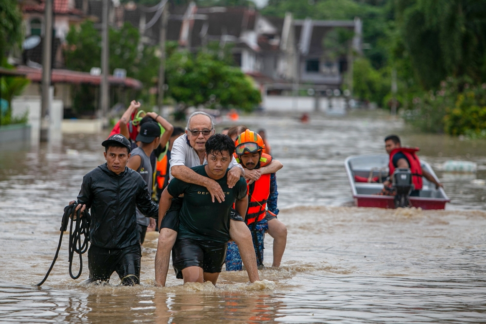 Residents are evacuated from Taman Arena Kepayang Putra in Ipoh December 1, 2024, after the area was hit by floods. — Bernama pic