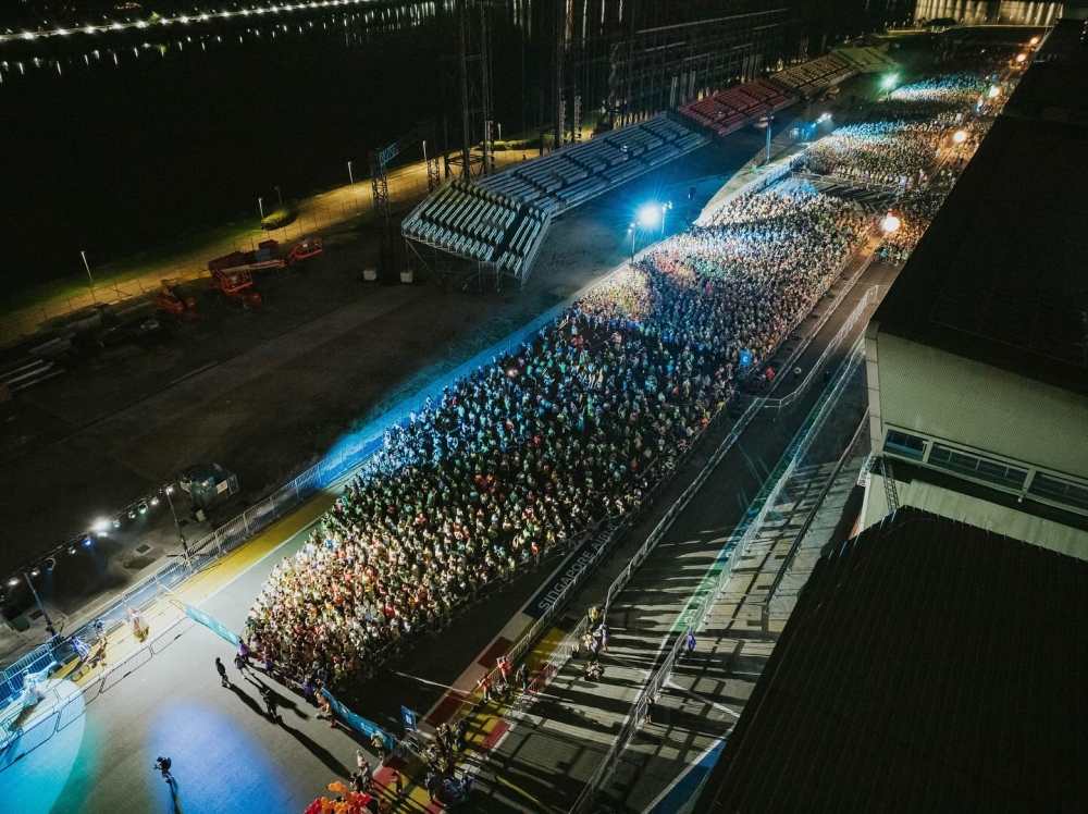A bird’s-eye view of runners waiting at the starting line of 2024 Standard Chartered Singapore Marathon this morning. — Picture via Facebook