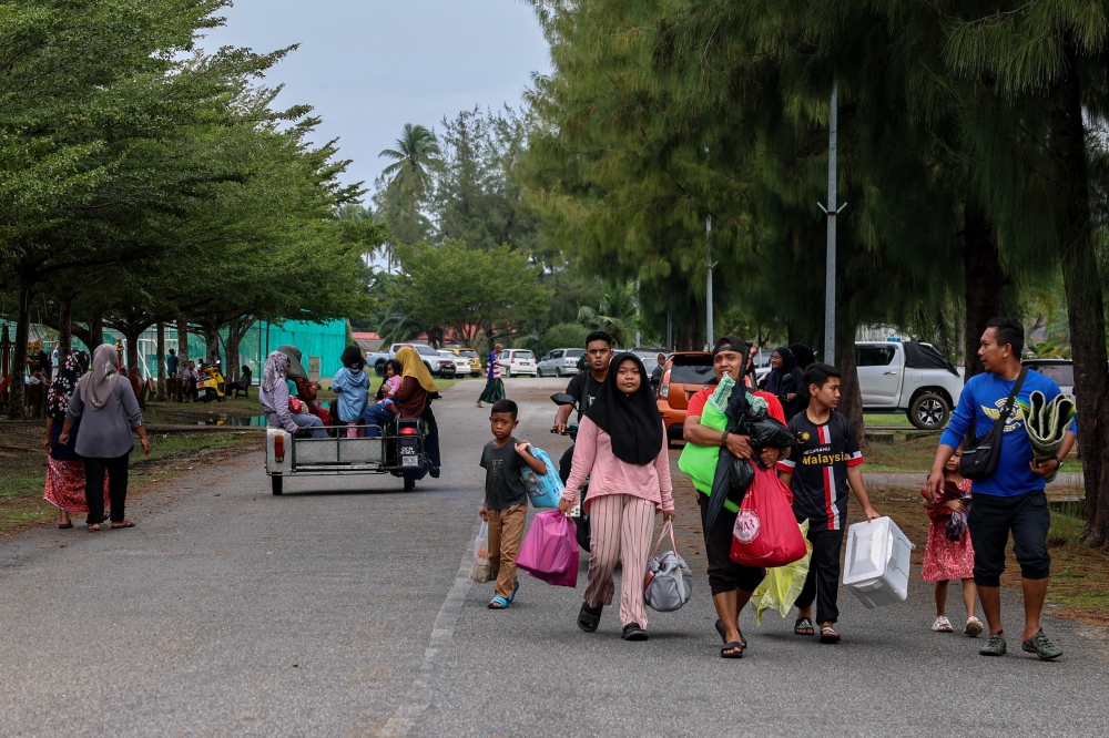 Flood victims in Tumpat area make their way to the Temporary Evacuation Centre (PPS) at Maktab Rendah Sains Mara (MRSM) Tumpat, Kelantan, December 1, 2024. –– Bernama pic 