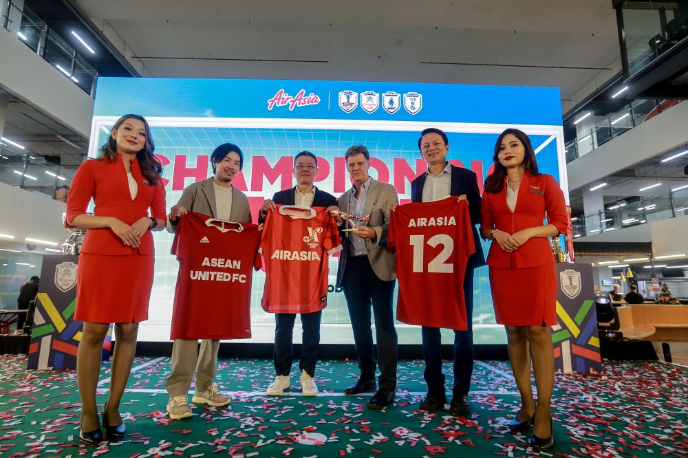 Airasia Brand Co (ABC) chief executive officer Rudy Khaw (second left), Asean Football Federation president major general Khiev Sameth (third left), Sportfive Asia Pacific president Seamus O’Brien (third right) and Asean Football Federation Gen-Sec Winston Lee (second right) during the Asean United FC Partnertship unveiling at Airasia Corporate Headquarters, RedQ, December 2, 2024. — Picture by Sayuti Zanudin