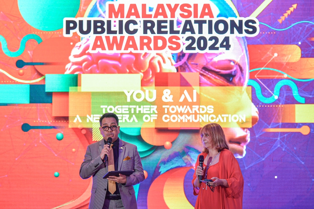 PRCA Malaysia president Mohd Said Bani CM Din (left) delivering a speech at the Malaysia Public Relations Awards 2024 ceremony in Kuala Lumpur, on Nov 30, 2024. — Bernama pic