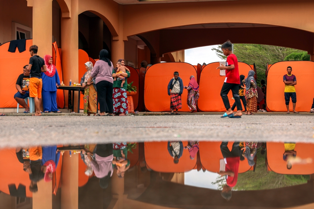 Flood evacuees from Tumpat at the Maktab Rendah Sains Mara (MRSM) Tumpat temporary evacuation centre, December 1, 2024. In Kelantan, the number dropped to 57,790 people at 164 relief centres (PPS) this morning, from 62,507 people last night. — Bernama pic