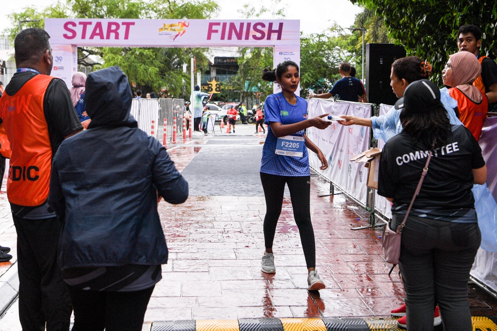 Runners take part in Subang Jaya Medical Centre’s 5th “Diabetes Dash: Empowering Steps to Wellness” event on Dec 1, 2024. — Bernama pic