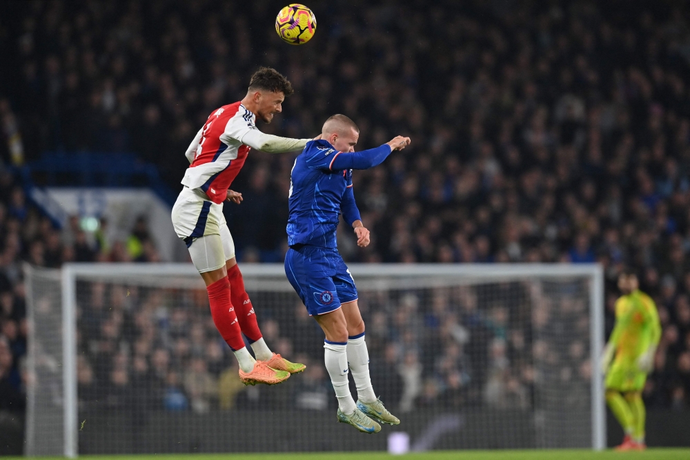 Arsenal's English defender Ben White (left) vies with Chelsea's midfielder Mykhailo Mudryk (centre) during the English Premier League football match between Chelsea and Arsenal at Stamford Bridge in London on November 10, 2024. — AFP pic