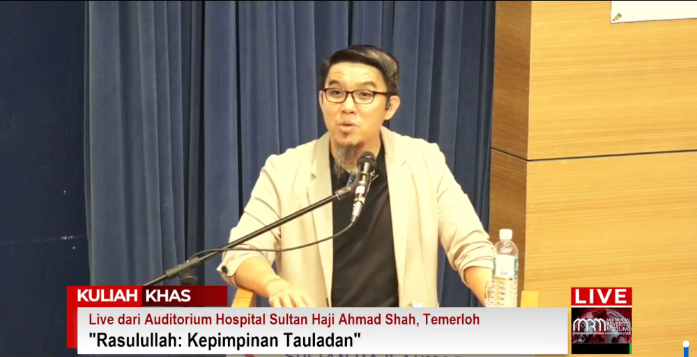 Chinese Muslim preacher Firdaus Wong is seen ‘livestreaming’ a lecture on Islam from Temerloh in Pahang during the High Court decision in Kuala Lumpur on October 3, 2024. — Screen grab from Facebook/Firdaus Wong Wai Hung 