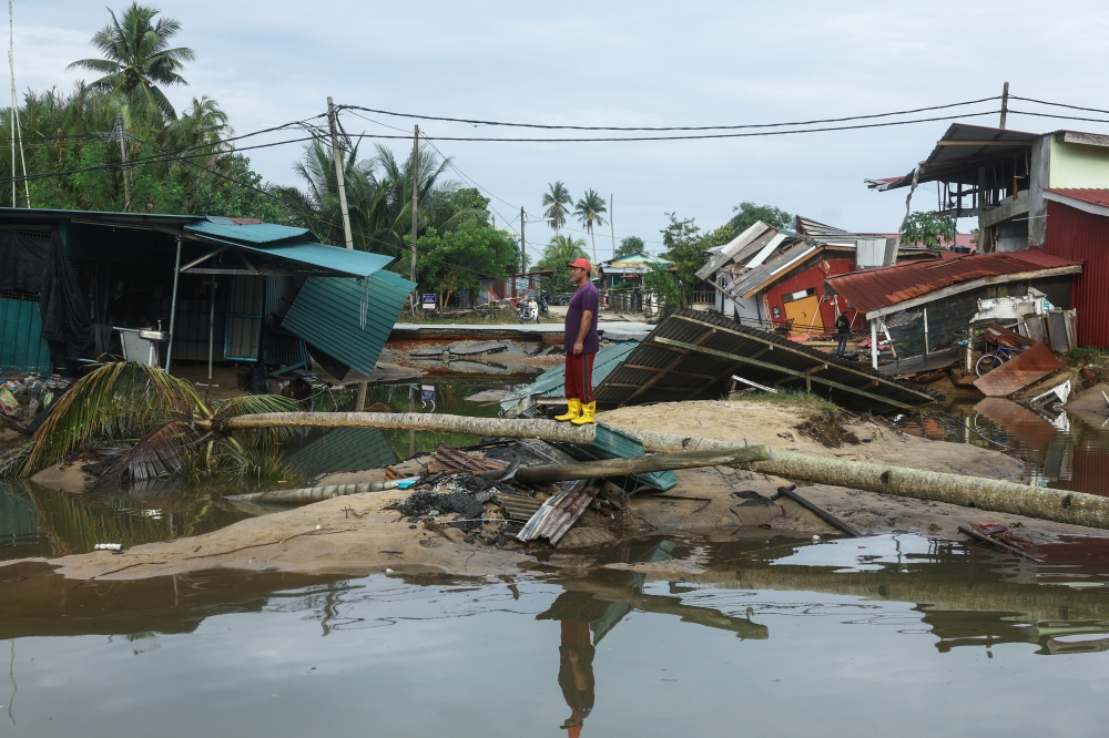 The exceptional heavy rainfall, exceeding 1,000mm, equivalent to six months’ worth of rainfall in Kelantan and Terengganu, has been the primary cause of the devastating floods impacting numerous districts and regions along the East Coast. — Bernama pic