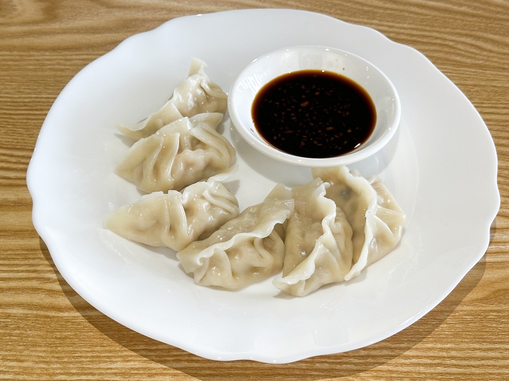 Dumpling fans assemble: Get your fix at Wong Shi Fu Taiwan Dumpling with their boiled dumplings filled with pork mixed with a choice of cabbage, spring onions, chives and prawn. — Picture by Lee Khang Yi