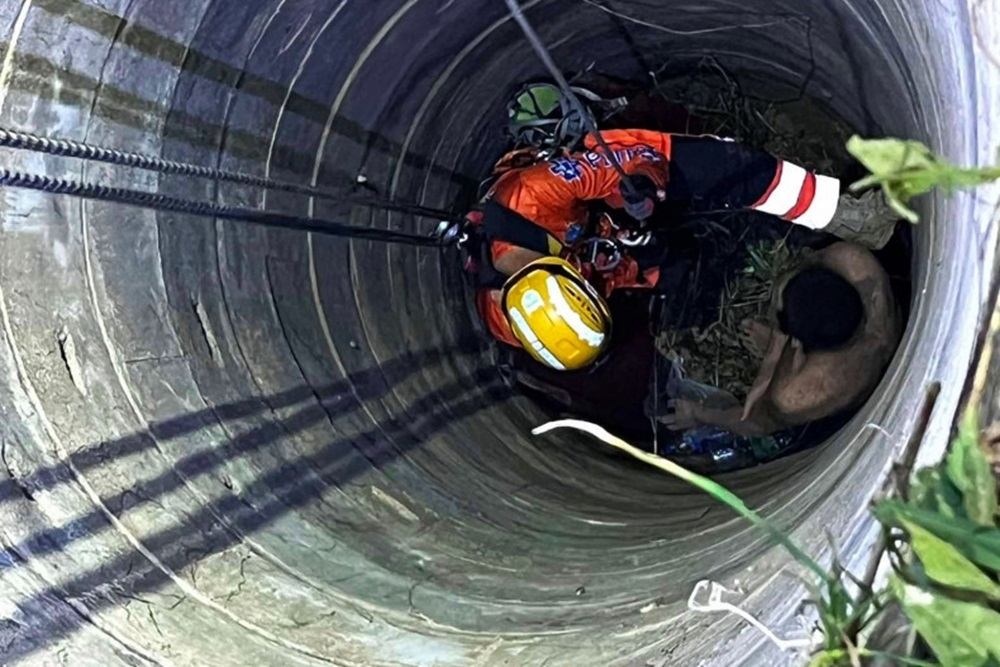 A Chinese man spent three days trapped in a 12-metre-deep abandoned well in a remote forest in Thailand, with his calls for help mistaken by villagers for ghostly noises. — Picture via Facebook/Mae Sot Pitakkarn Foundation