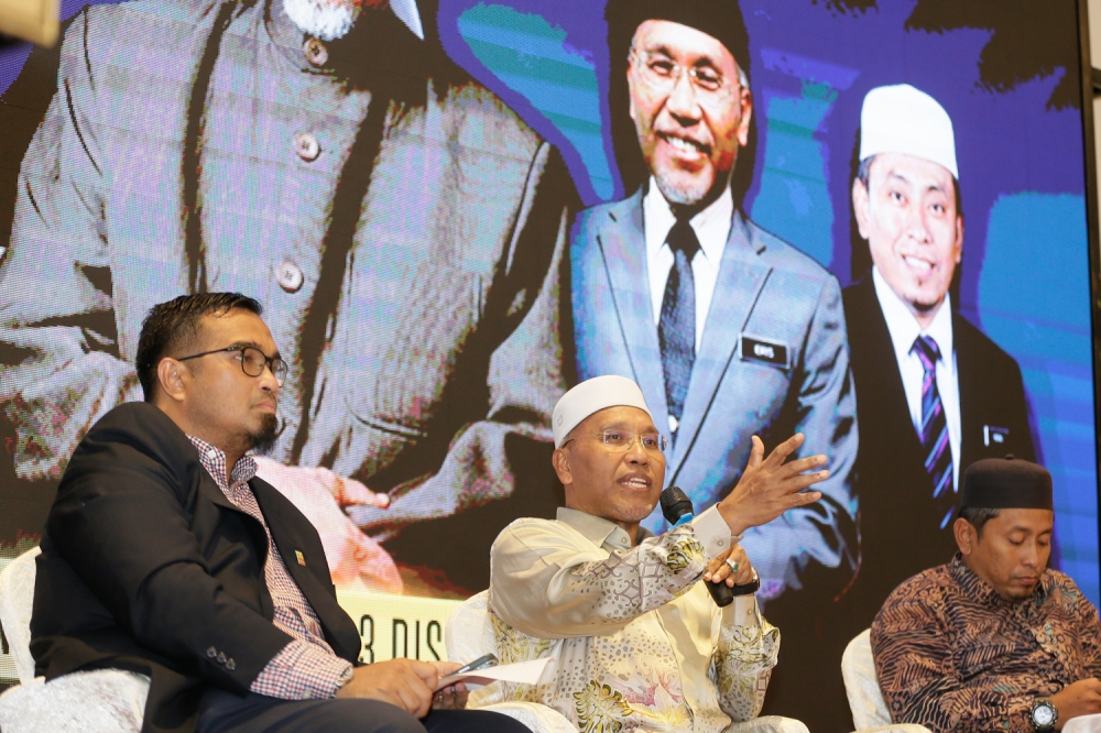 PAS vice-president Datuk Seri Idris Ahmad (centre) speaks at a dinner held for media workers at the Bangi Golf Resort on December 3, 2024. — Picture by Raymond Manuel