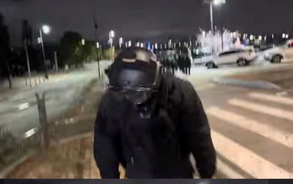 In the footage, one soldier, who crossed paths with investigative reporter Heo Jae-hyeon and others gathered at the building — many of whom were protesting President Yoon’s martial law — bowed his head repeatedly and said, ‘I’m sorry.’