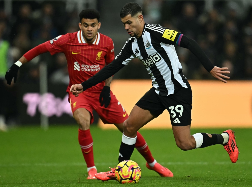 Liverpool's Colombian midfielder #07 Luis Diaz (L) vies with Newcastle United's Brazilian midfielder #39 Bruno Guimaraes during the English Premier League football match between Newcastle United and Liverpool at St James' Park in Newcastle-upon-Tyne December 4, 2024. — AFP pic