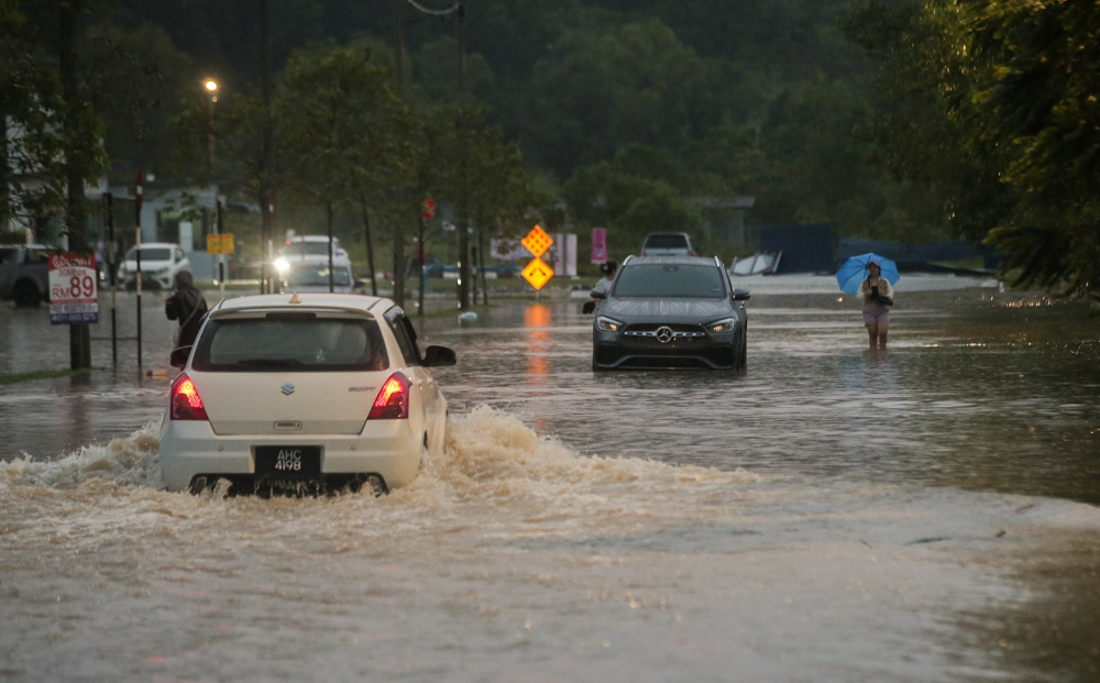 Drivers should avoid going into flooded areas, as a general rule. — Picture by Farhan Najib