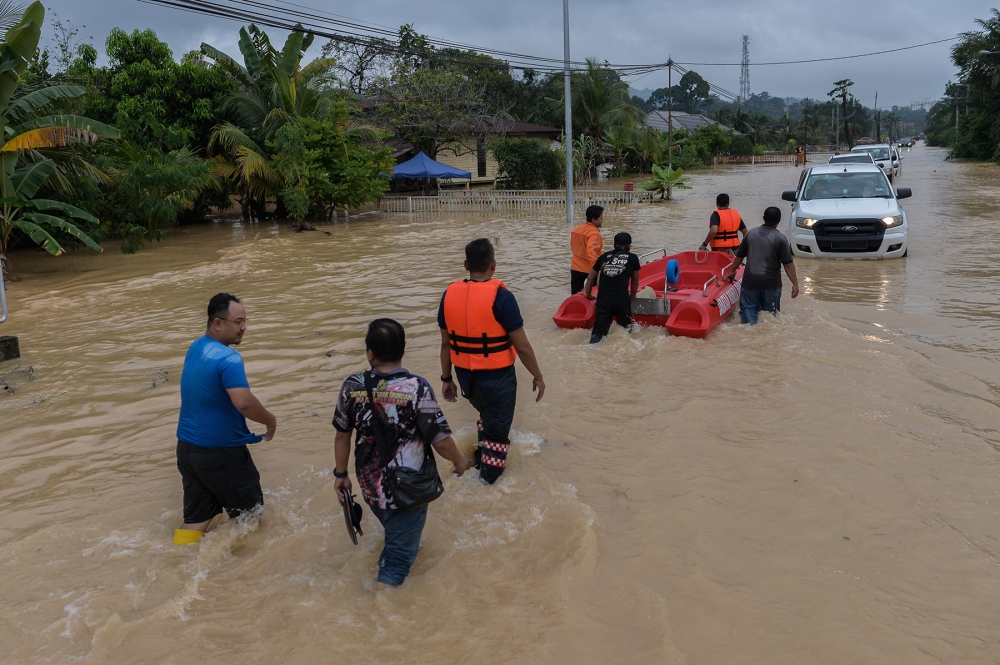 File picture of flash flood hitting Jalan Paip Meru in Klang due to heavy rain on November 10, 2022. — Picture by Miera Zulyana