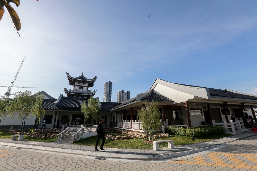 A view of Xi'an-inspired Chinese Muslim Jamek Mosque in Bandar Botanik, Klang. — Picture by Sayuti Zainudin