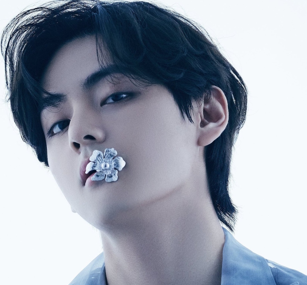 BTS member V and Bing Crosby sing together in an era-bending new version of the late US crooner’s classic ‘White Christmas’.