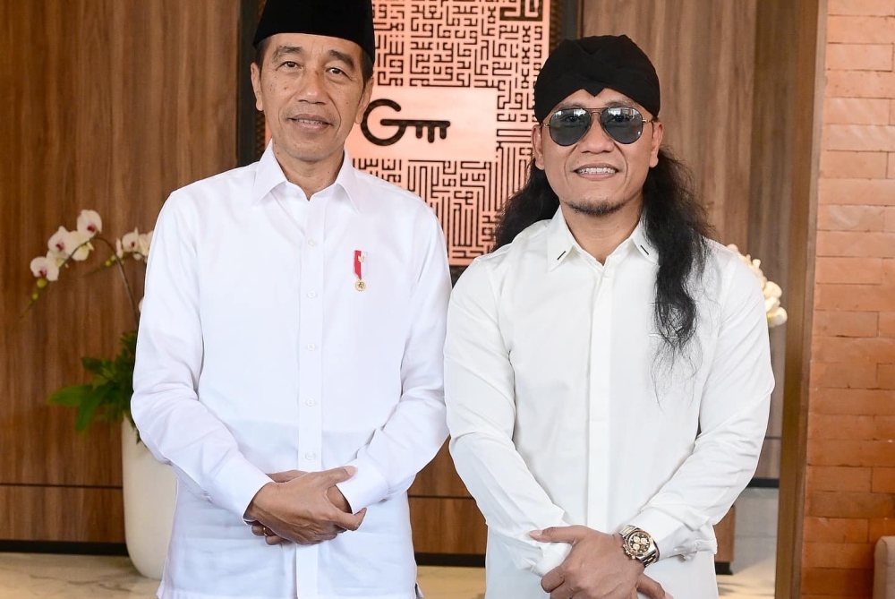 Miftah Maulana Habiburrahman (right), also known as Gus Miftah, came under fire in Indonesia for mocking an iced tea seller. — Picture from Facebook/Gus Miftah