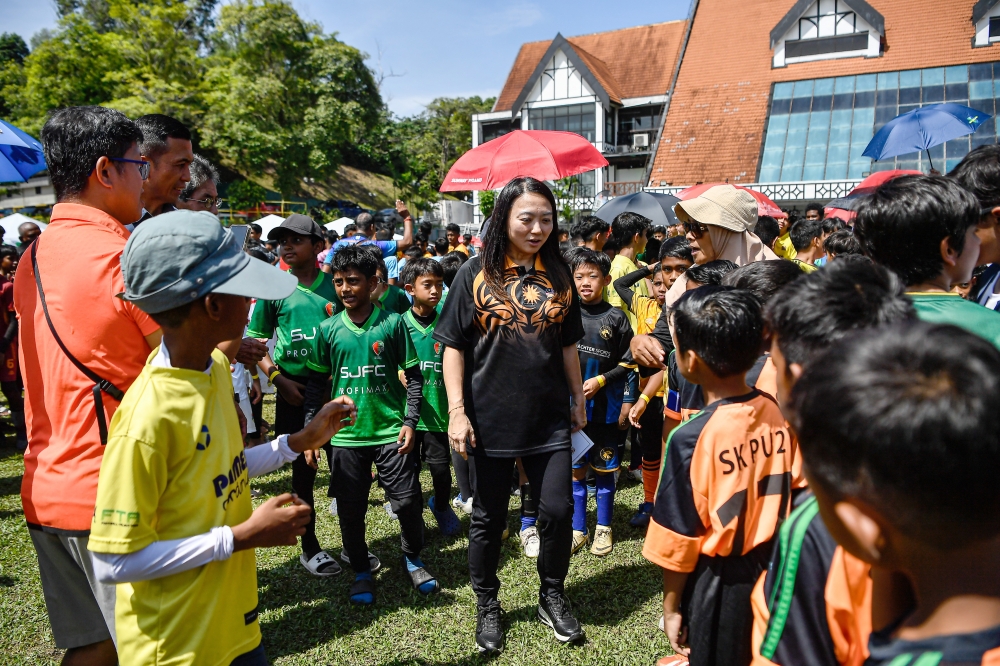 Youth and Sports Minister Hannah Yeoh (middle) mingle with participants of the “18th Royal Selangor Club–Dato’ Chu Ah Nge International Junior Soccer” in Kuala Lumpur on December 7, 2024. — Bernama pic