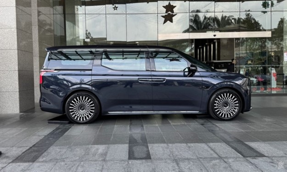 The Zeekr 009 is currently the most powerful fully electric MPV in Malaysia. — SoyaCincau pic