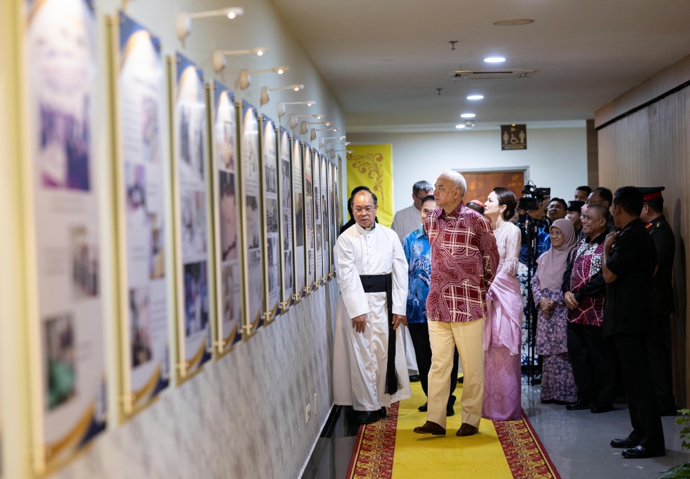 The Sultan of Perak, Sultan Nazrin Shah, and the Raja Permaisuri of Perak, Tuanku Zara Salim, visited exhibition booths after officiating the Hospital Fatimah Golden Jubilee Celebration at the hospital today.Also present were Perak Menteri Besar Datuk Seri Saarani Mohamad (second right) and Hospital Fatimah Board Chairman Datuk Michael Cheah (left). — Bernama pic