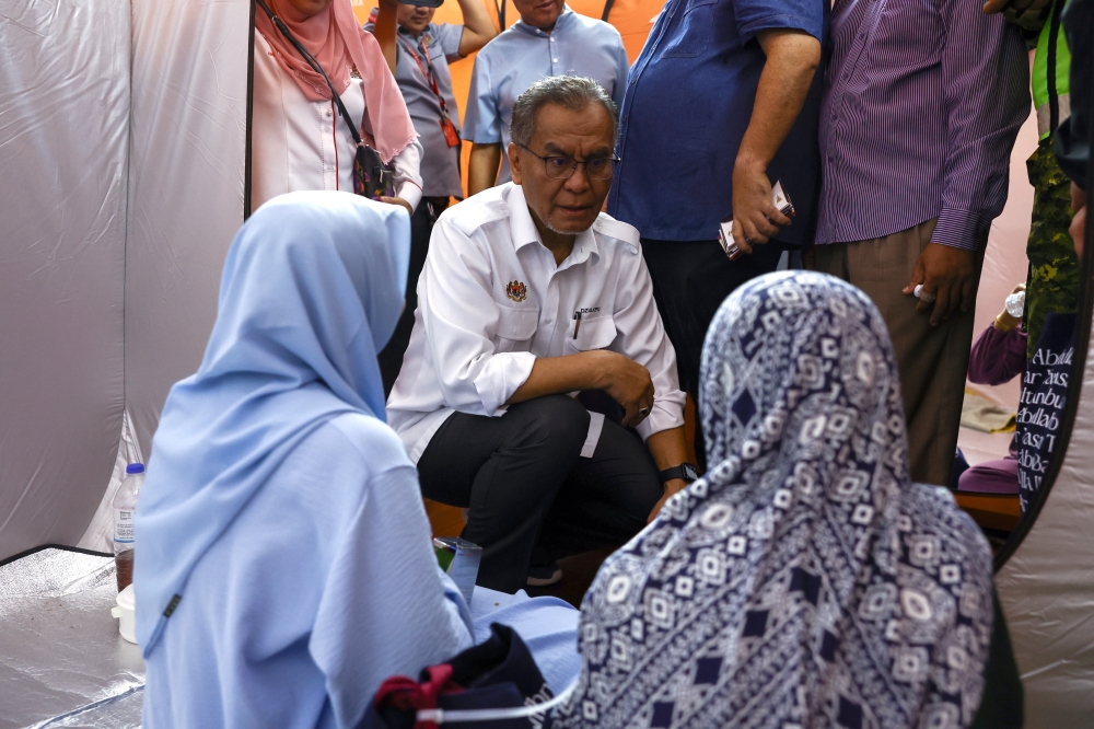 Health Minister Datuk Seri Dzulkefly Ahmad visits flood victims at a temporary evacuation centre in the Mara Junior Science College in Tumpat, Kelantan, on Dec 7, 2024. — Bernama pic