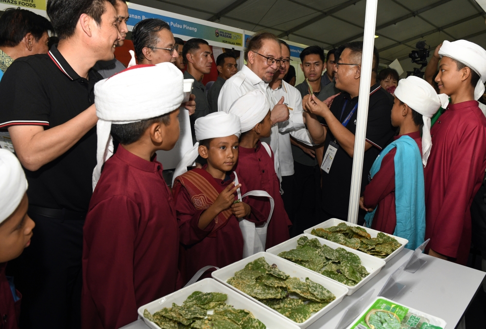 Prime Minister Datuk Seri Anwar Ibrahim visits exhibition booths after officiating the Penang International Halal Expo (PIHEX) 2024 at the Gravitas parking site. Dec 7, 2024. — Bernama pic