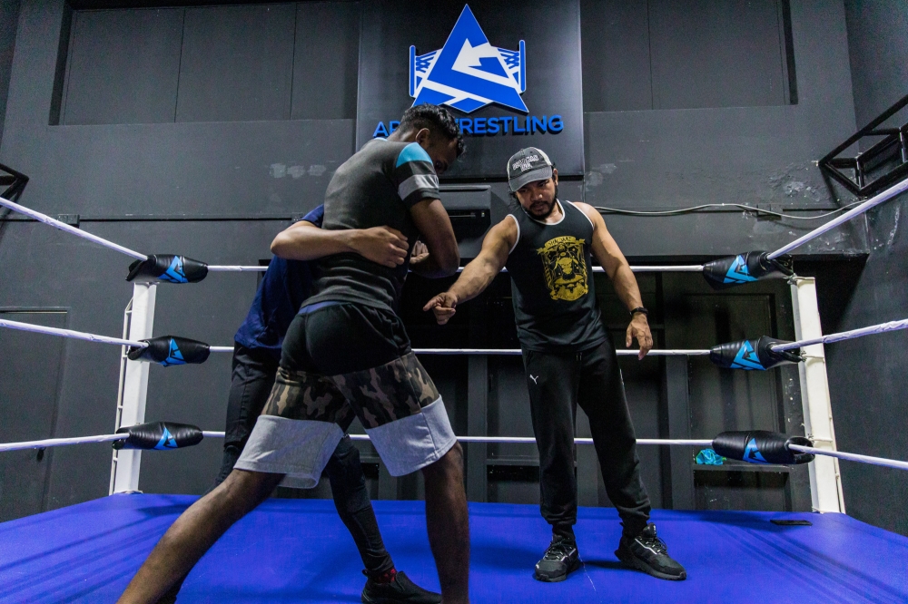 Ayez Shaukat conducting training at Apac Wrestling Ground Zero in Kota Damansara ,July 23, 2022. — Picture by Firdaus Latif