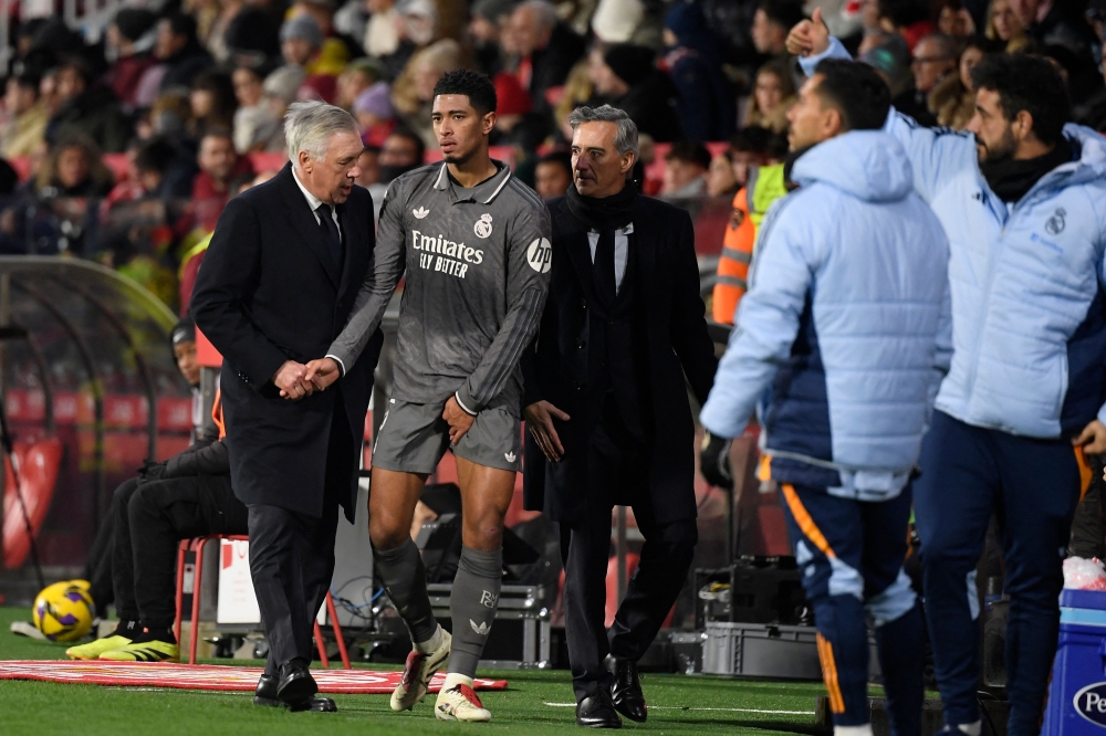 Real Madrid's English midfielder Jude Bellingham speaking to coach Carlo Ancelotti (L) during the match. — AFP pic