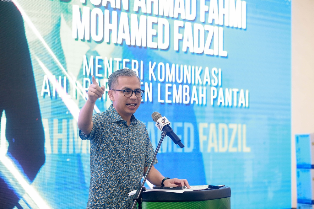 Fahmi Fadzil deliver his speech during his visit at Jelajah Peduli Ummah here in IWK Eco Park. — Picture by Sayuti Zainuddin 