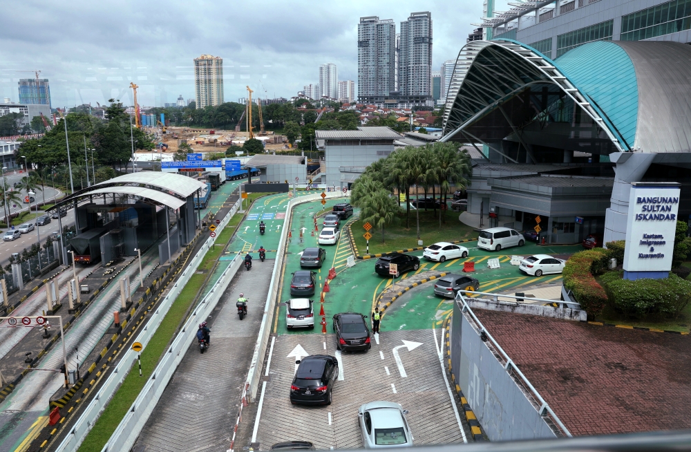 Vehicles pictured travelling from Singapore to Malaysia via the Sultan Iskandar Building, November 9, 2022. — Bernama pic
