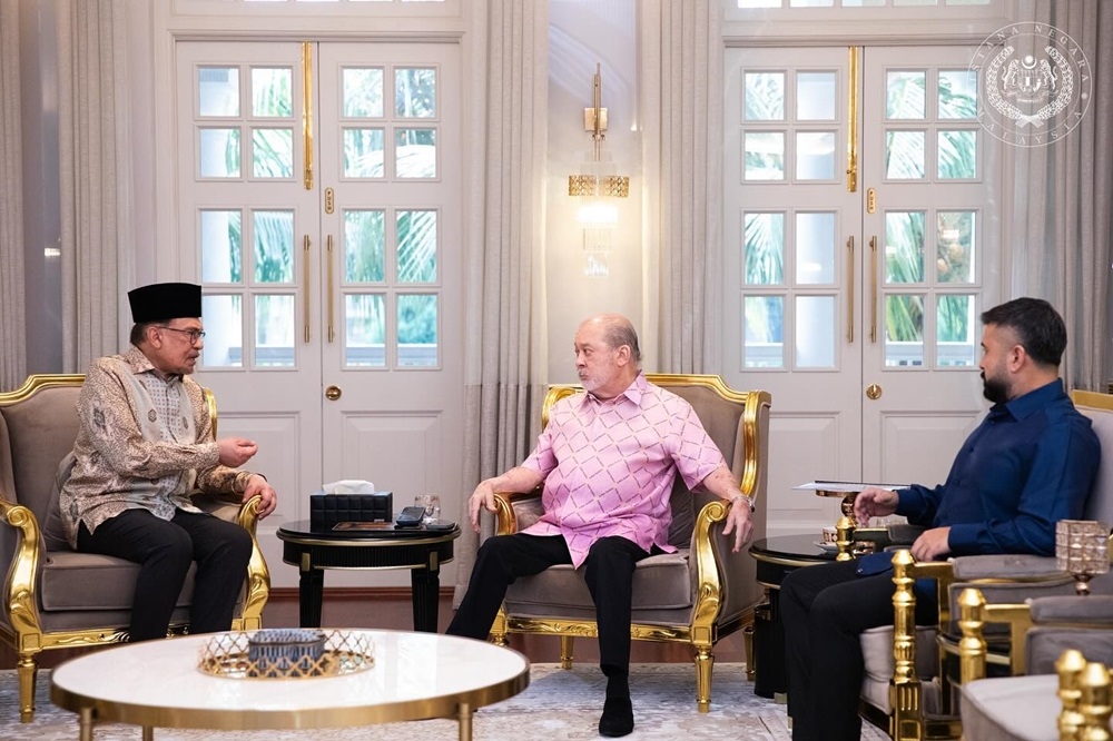 Prime Minister Datuk Seri Anwar Ibrahim said today Datuk Seri Mohd Najib Razak’s pardon was among the issues that were discussed with His Majesty Sultan Ibrahim, King of Malaysia, during his visit to Johor yesterday. — Picture via Facebook/Sultan Ibrahim Sultan Iskandar 