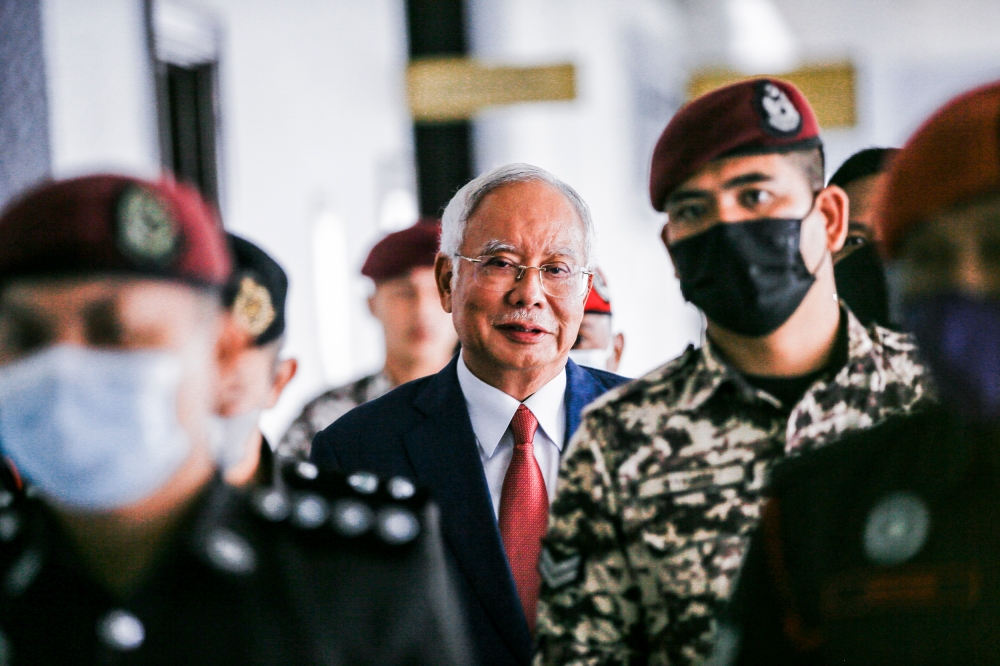 Former prime minister Datuk Seri Najib Razak (centre) arrives at the Kuala Lumpur High Court February 3, 2023. — Picture by Hari Anggara