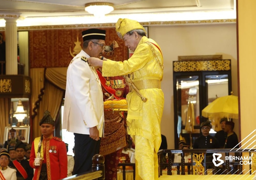 Public Service Department director-general Tan Sri Wan Ahmad Dahlan Abdul Aziz (left) heads the list of 94 state award and medal recipients in conjunction with the 79th birthday of the Sultan of Selangor, Sultan Sharafuddin Idris Shah December 11, 2024. — Picture via X/Bernama 