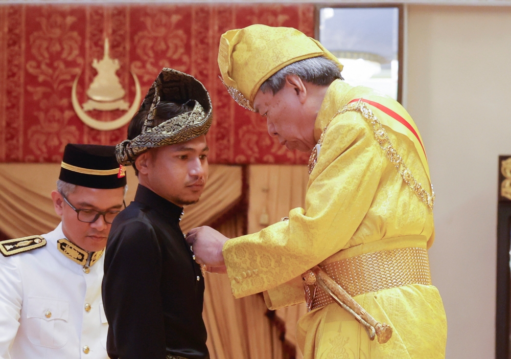 Sultan of Selangor, Sultan Sharafuddin Idris Shah confers the Darjah Kebesaran Ahli-Sultan Sharafuddin Idris Shah (A.I.S.) to Selangor FC winger Mohamad Faisal Abdul Halim in conjunction with the 79th birthday of Selangor Sultan at Istana Alam Shah, December 11, 2024. — Bernama pic 