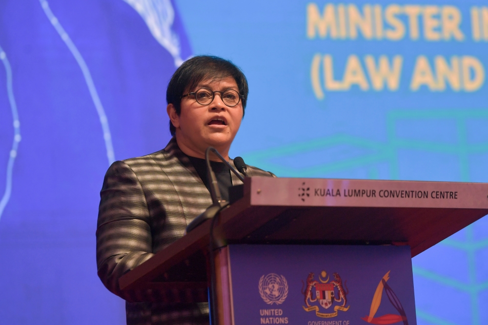 Minister in the Prime Minister’s Department (Law and Institutional Reform) Datuk Seri Azalina Othman Said today said that only the attorney general has the authority to prosecute former two-time prime minister Tun Dr Mahathir Mohamad over the loss of Malaysia’s claim to Pulau Batu Puteh. — Bernama pic