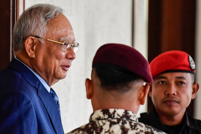 Najib denies asking ‘The Edge’ owner Tong to leave his house after 1MDB alert, just Malay ‘adab’ of walking him to door