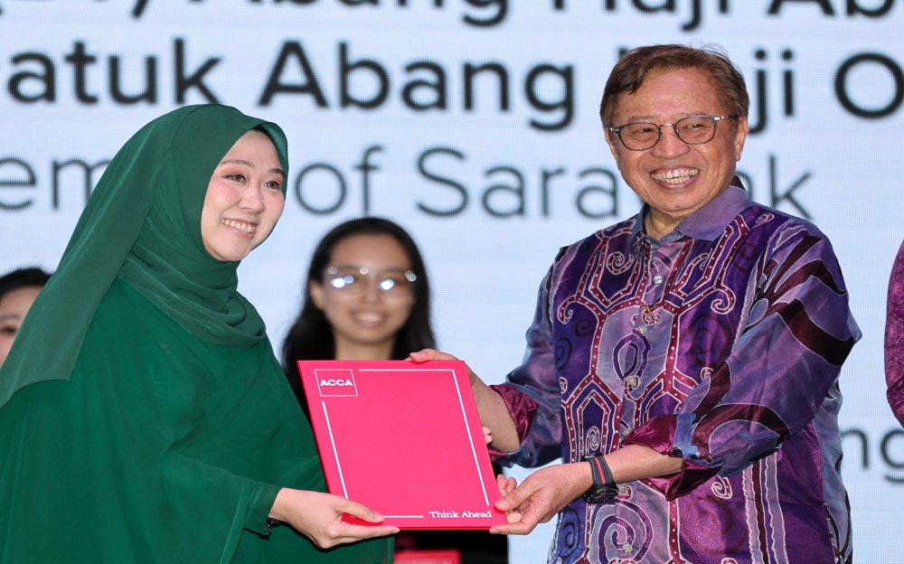 Sarawak Premier Tan Sri Abang Johari Tun Openg presented a certificate to new member of the Association of Chartered Certified Accountants (ACCA), Zafirah Raihan Ahmad Lukman, at the Malaysia Stakeholders Appreciation Reception. — Bernama pic