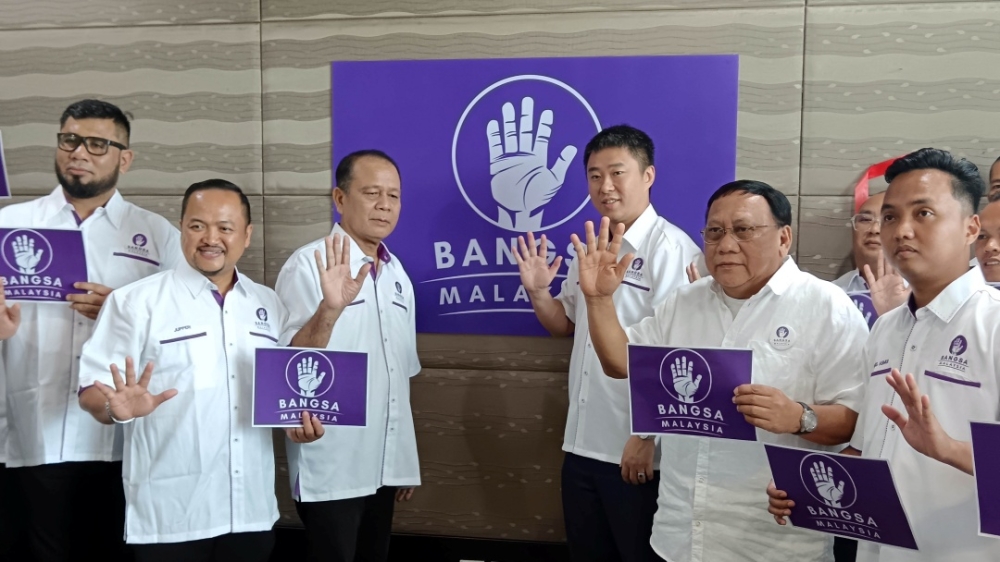Sng (3rd right) and other party members show the new logo during the press conference. — The Borneo Post pic