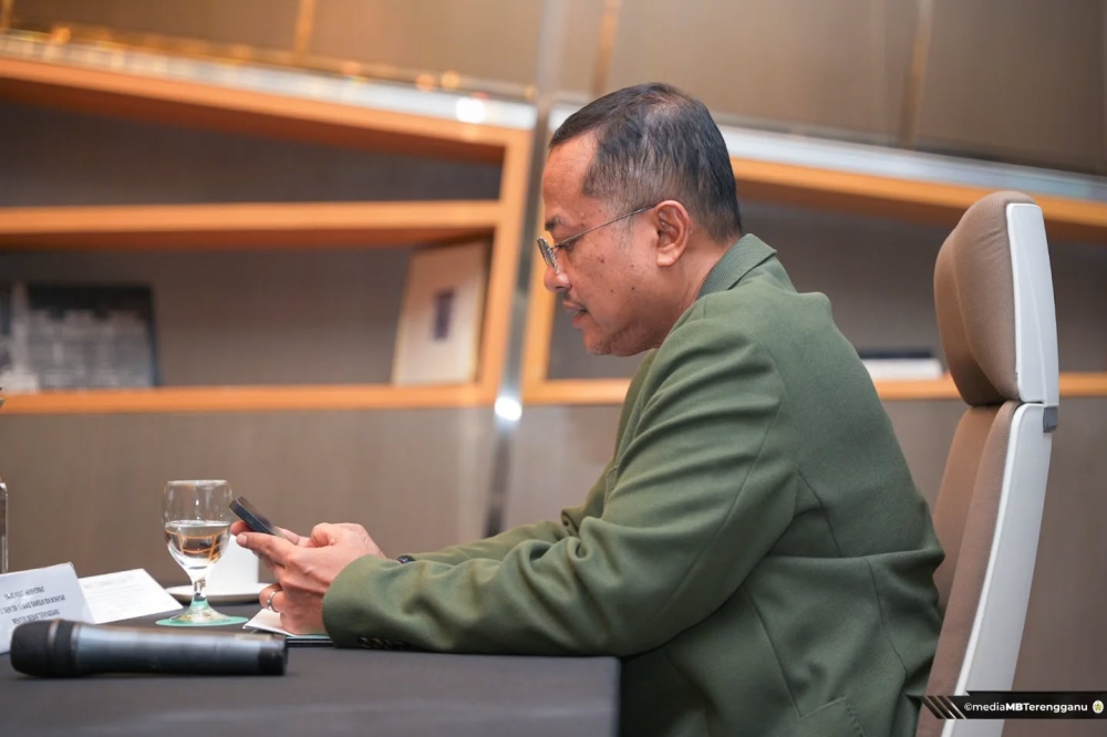 Terengganu Menteri Besar Datuk Seri Ahmad Samsuri Mokhtar has denied that his resignation as Perikatan Nasional (PN) treasurer-general was due to a rift within the political coalition. — Picture via Facebook/DrAhmadSamsuri