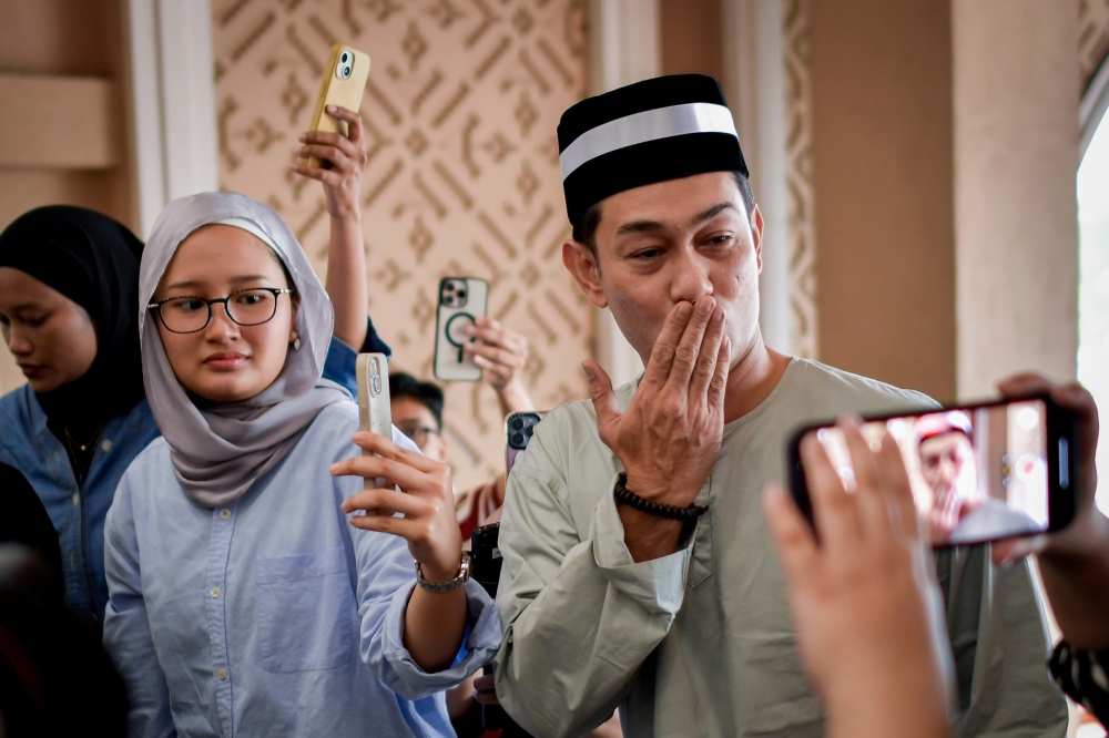 Actor Farid Kamil blows kisses to the camera at the Federal Territory Lower Shariah Court December 16, 2024. — Bernama pic