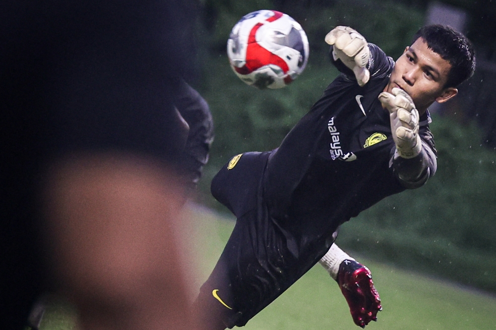 Harimau Malaya goalkeeper Haziq Nadzli practices in a training session at Wisma FAM in Petaling Jaya, Selangor, on Dec 17, 2024. — Bernama pic