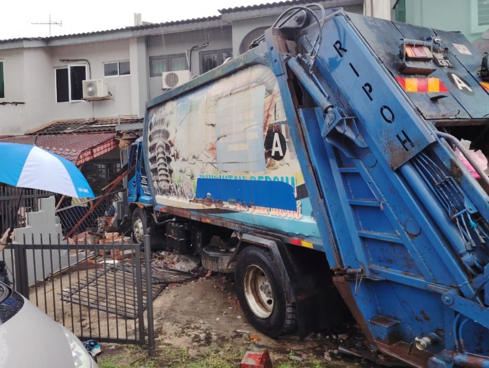 Garbage truck crashes into three Kajang homes after driver loses ...