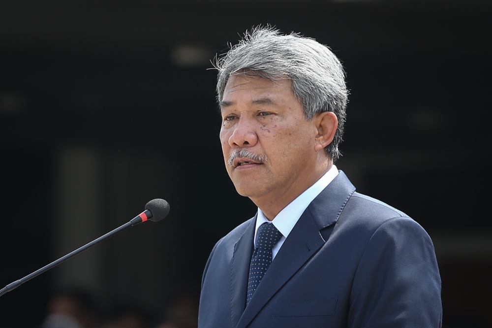 Foreign Minister Datuk Seri Mohamad Hasan has apologised for smoking in a prohibited area and expressed his readiness to pay the fine to be imposed by the Health Ministry. — Picture by Yusof Mat Isa