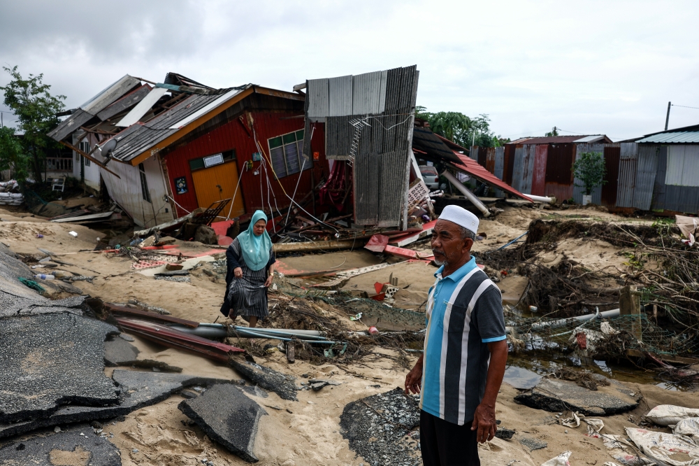 Residents survey the flood damage to their home in Kampung Baru Nelayan in Tumpat, Kelantan December 5, 2024. — Bernama pic   