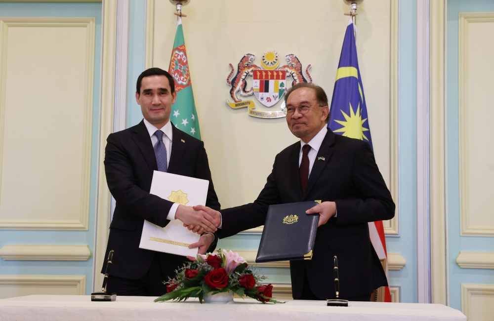 Prime Minister Datuk Seri Anwar Ibrahim and Turkmenistan President Serdar Berdimuhamedov exchange Memorandum of Understanding (MOU) documents at the Perdana Putra Building in Putrajaya December 19, 2024. — Bernama pic