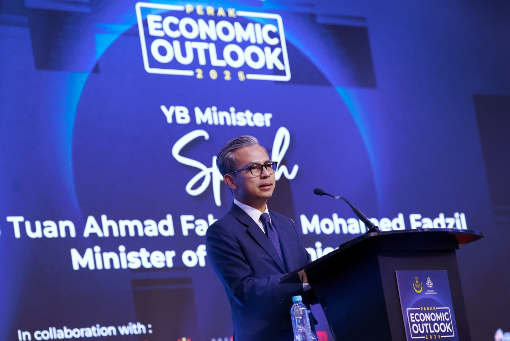 Communications Minister Fahmi Fadzil addresses the Perak Economic Outlook 2025 Programme in Ipoh December 19, 2024. — Bernama pic