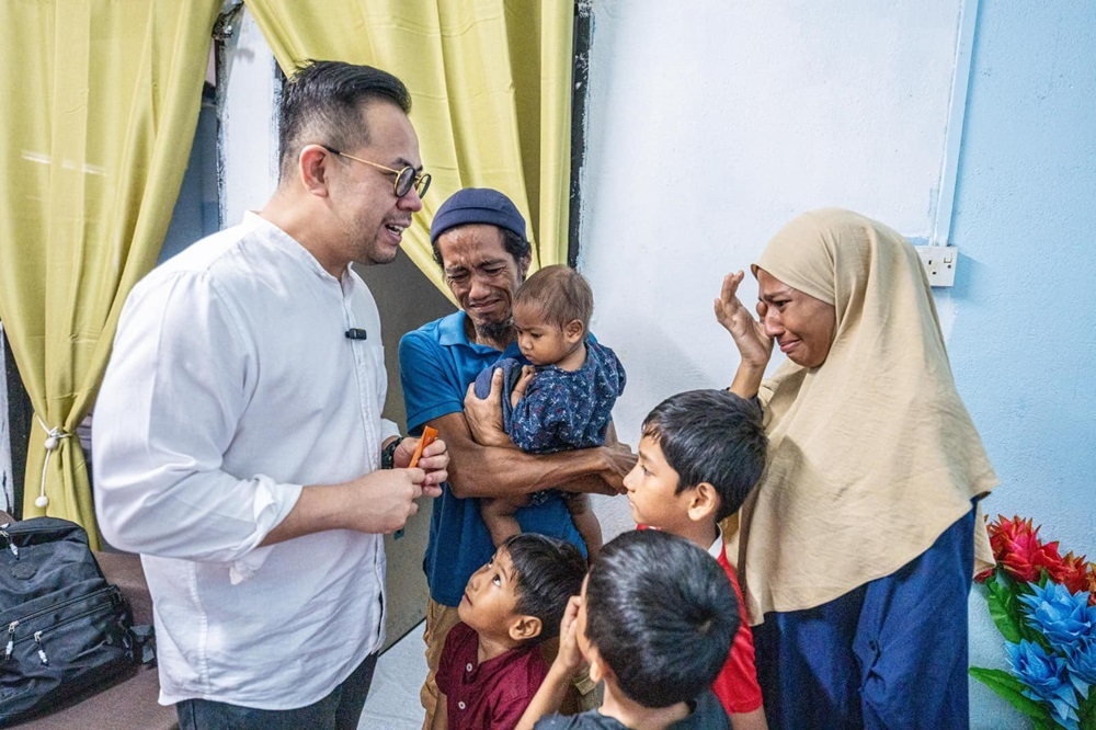 Bukit Mertajam MP Steven Sim visits Hilmi’s family after receiving a complaint about their plight. — Picture via Facebook/Steven Sim Chee Keong 沈志强
