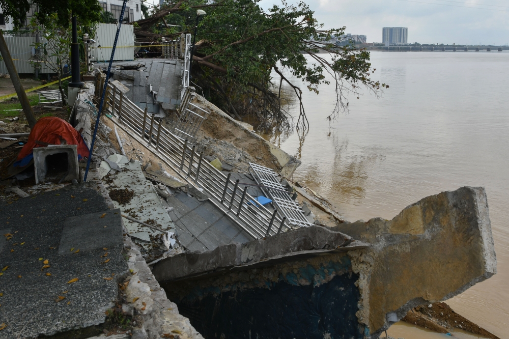 Emergency repairs underway for Sungai Kelantan embankment collapse in