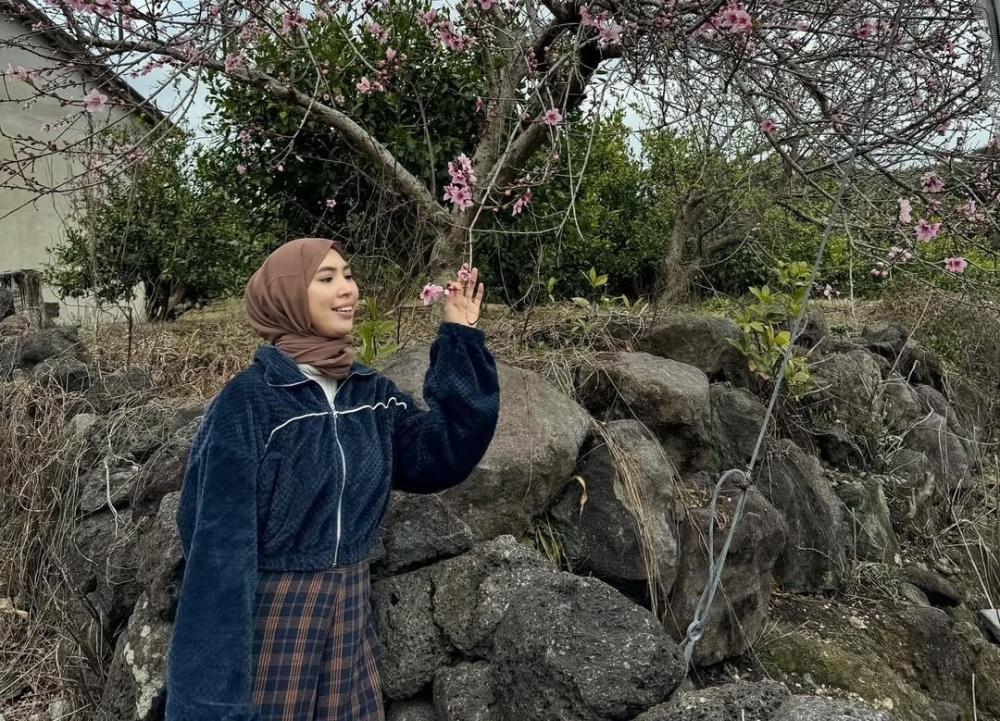 Seoul-based Malaysian influencer Kim Seri has admitted to financial mismanagement in her restaurant business in South Korea, which has been losing money and causing issues with the tour packages she manages. — Picture via Instagram/Kim Seri