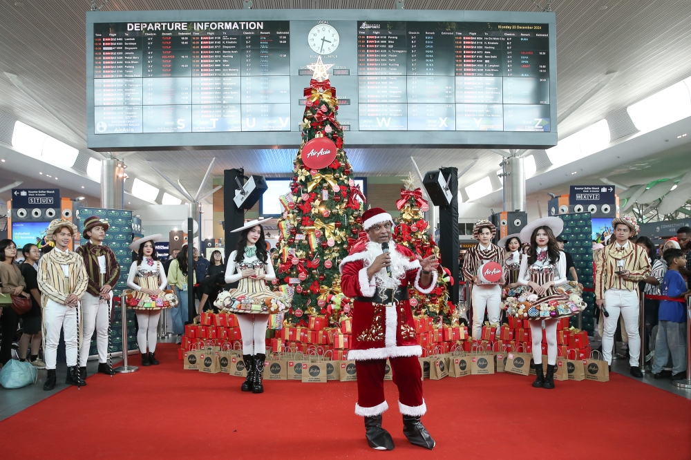 Capital A Bhd CEO Tan Sri Tony Fernandes speaks during AirAsia MOVE's Christmas Celebration at KLIA Terminal 2 in Sepang December 23, 2024. — Picture by Yusof Mat Isa